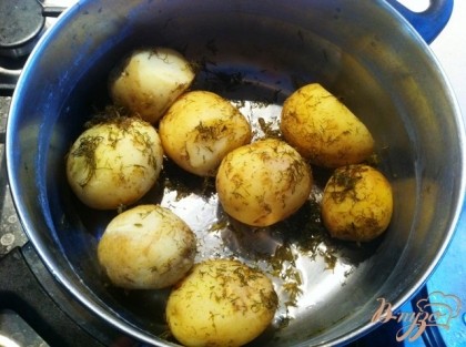Сливаем картофель и посыпаем частью укропа.