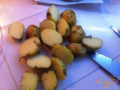 Готовый картофель разрезаем пополам