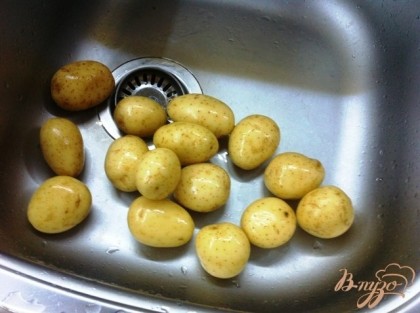 Тщательно моем картофель и отвариваем до полу готовности 20 минут, за 5 минут до готовности солим воду в картофеле.