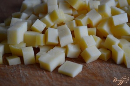 Сыр нарезать на мелкие кубики.