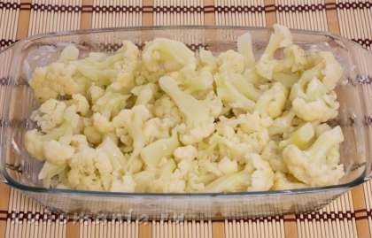 Отваренную капусту выложить в смазанную сливочным маслом форму для запекания.