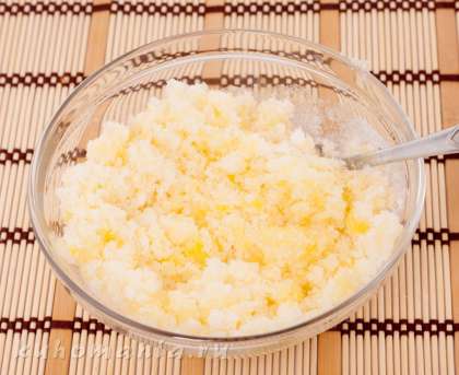 Приготовление крема:  Яйцо и муку растереть с сахаром.