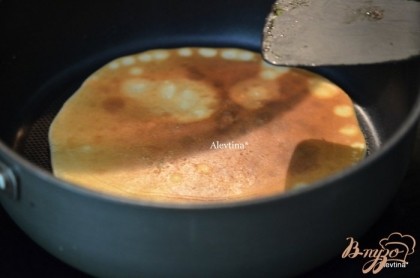 На горячую сковороду с маслом вылить тесто, выпекать с обеих сторон. Обычно второй и последующие блины пекутся быстрей и без масла.