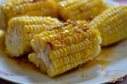 Готово! Готовую кукурузу смазать ароматным маслом и подавать к столу. Приятного аппетита.