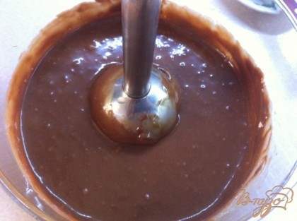 Взбиваем блендером до однородной массы шоколадный крем.