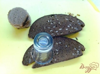 Шотом или рюмкой вырезаем кружочки на черном хлебе