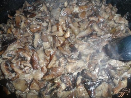 На разогретую сковороду с растительным маслом выложить отваренные грибы, посолить и жарить, периодически помешивая.