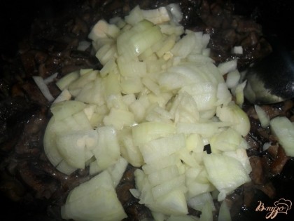 Когда грибы будут практически готовыми, нарежьте мелко лук и добавьте его к грибам. Перемешайте и жарьте до готовности грибов.