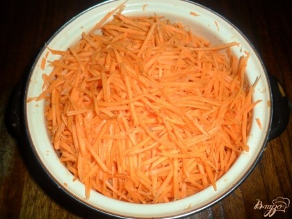 Морковь почистить, помыть и натереть на терке для моркови по-корейски.