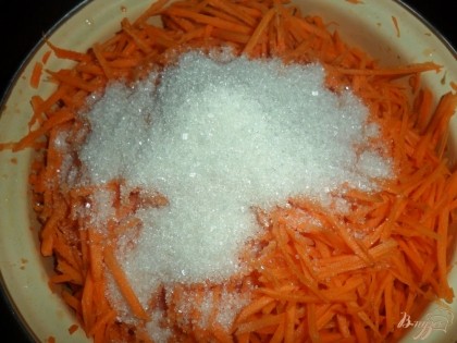 К морковке добавить сахар и соль. Аккуратно перемешать. Дать постоять пару минут.