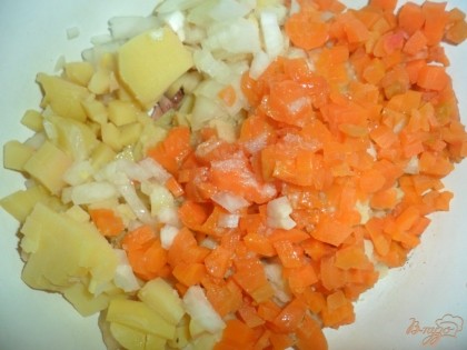 Мелкими кубиками нарезаем картофель, лук и морковь. Перемешиваем с растительным маслом.