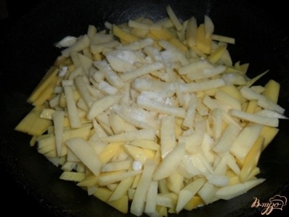Картофель почистить, помыть и нарезать соломкой. выложить на разогретую с растительным маслом сковороду, посолить, перемешать, накрыть крышкой. Периодически снимать крышку и помешивать.