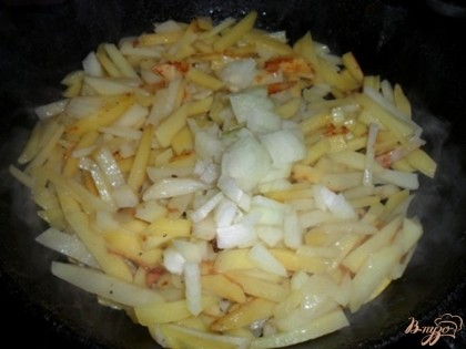 Когда картофель будет на половину готов, добавить в него мелко порезанный репчатый лук, перемешать, крышкой не накрывать.