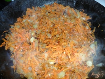 Лук очистить, порезать и положить в разогретую с растительным маслом сковородку, к луку добавить очищенную и натертую на крупной терке морковь. Обжарить до готовности.