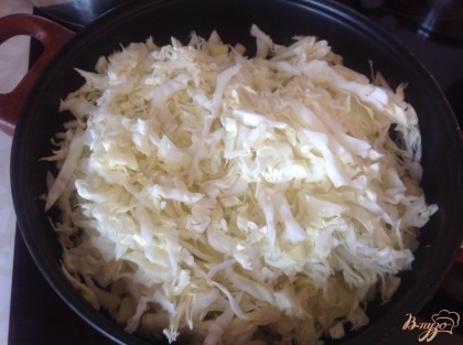 Пока тесто стояло в холодильнике, нужно сделать начинку. Шинкуем капусту, и ставим жарить на растительным масле.