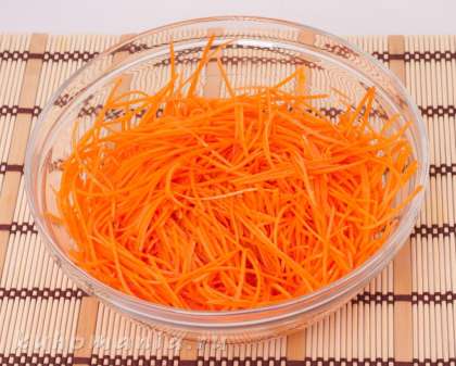 Морковь очистить, помыть, натереть на терке для корейской моркови или нарезать длинной соломкой. Посолить, дать постоять минут двадцать.