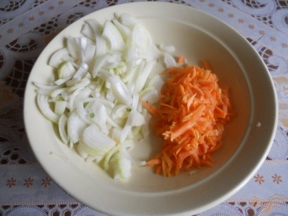 Пока капуста варится, подготавливаем лук и морковь. Чистим их, лук нарезаем достаточно мелко (впрочем, по вкусу), морковь натираем на терке (тоже по вкусу – на крупной или мелкой).
