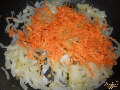Затем добавляем в сковороду с луком натертую морковь, перемешиваем.