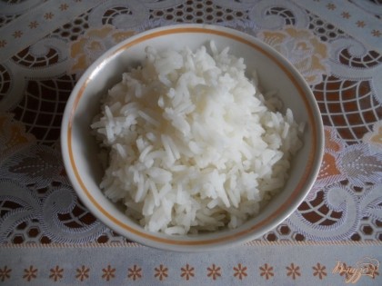 Рис хорошо промываем и отвариваем до полуготовности (в процессе подсаливаем), откидываем рис на сито, чтобы обтек от лишней воды и немного остыл. Для голубцов лучше подходит краснодарский круглый рис, но и длиннозерный можно взять.