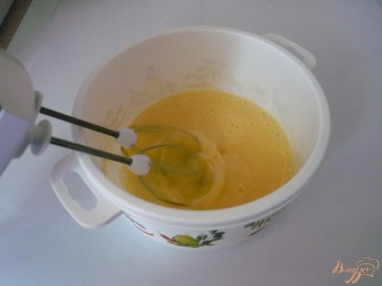Яйца разбиваю в глубокую миску, добавляю сахар и перемешиваю. Хорошо, если под рукой есть миксер - с ним дело пойдет гораздо быстрее.