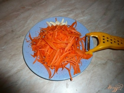 Морковь (1 крупные или пару мелких) натираю на крупной терке. Мне нравится нарезать на терке для моркови по-корейски.