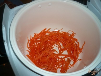 Разогреваю чашу в мультиварке с растительным маслом и выкладываю морковь - обжариваю немного.