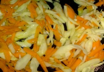 Капусту очистить и нарезать соломкой. Капусту можно заменить на китайскую или савойскую капусту. Морковь очистить вымыть и натереть на крупной терке. Обжарить морковь и капусту до мягкости, добавить воду, посолить, поперчить и тушить 10 минут. Дать остыть.