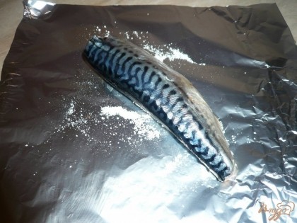 На фольгу кладу рыбу и переворачиваю на соли с одной стороны на другую.