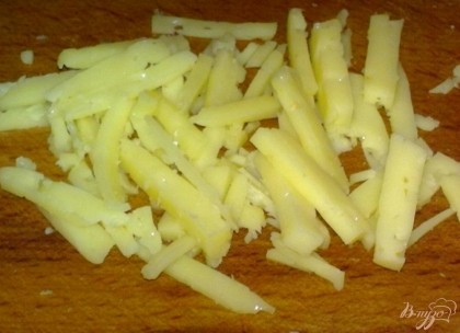 Сыр нарезаем соломкой.