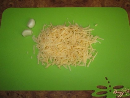 Смешаем сыр с измельченным чесноком (натрем его на терке или выдавим с помощью чеснокодавилки).