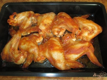 Готовые крылышки достать из духовки и выложить на тарелку.