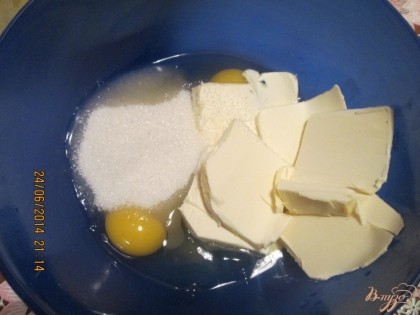 Масло сливочное перетираем с сахаром, добавляем яйца хорошо перемешиваем.