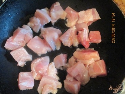 Берем куриное мясо, моем, режим на кусочки. Обжариваем на сковородке на подсолнечном масле.
