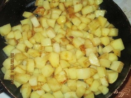 Картофель очишаем, моем, режим небольшими кубиками и также обжариваем на сковородке но немножко чтобы бочки поджарились.