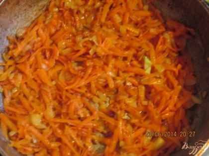 Берем лук измельчаем, трем на терке морковку и  обжариваем на сковородке на подсолнечном масле. Когда лук с морковкой обжарится добавим 2ст.л. томатной пасты и добавим 100 грамм воды и пускай прокипит.