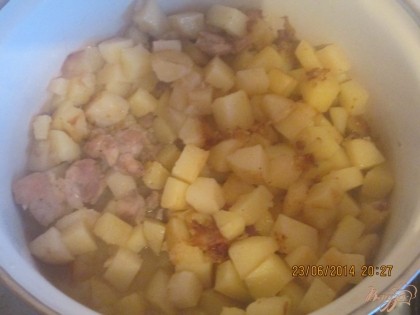 Бросаем обжаренное мясо в кастрюлю  и обвариваем 20мин, теперь картофель, капусту, поджарку. Доводим до готовности. Доводим до вкуса.