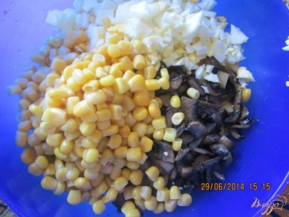 Бросаем в миску обжаренные грибы, яичка, сыр, кукурузу.