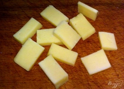 Сыр нарезать кубиками среднего размера. Сыр берите с небольшим содержанием жира. Помидор вымыть, обсушить, удалить плодоножку и нарезать дольками.