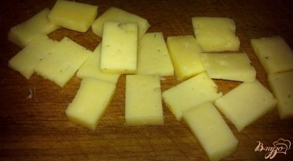 Сыр нарезаем кусочками толщиной полсантиметра.