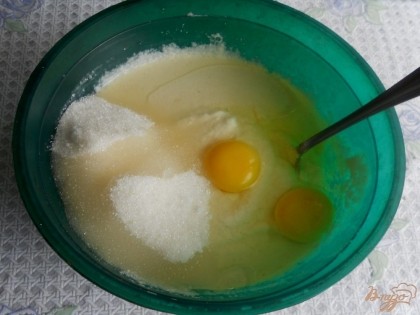 Манную крупу соединяю с кефиром (простокваша, кислушка тоже подойдут). Добавляю яйца, сахар. Перемешиваю.