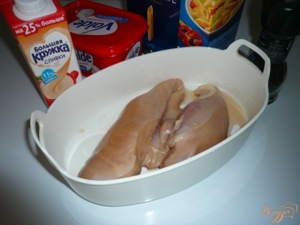 Куриное филе предварительно замачиваю в соевом соусе. Макароны ставлю вариться до готовности.