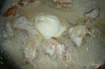 Заливаю курицу сливками, добавляю перец, соль, даю сливкам закипеть и добавляю плавленный сливочный сыр.