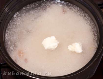 Залить водой, всыпать сахар, положить кусочек сливочного масла. Варить до готовности риса, примерно 15-20 минут.