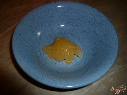 Если мед уже засахарился, то предварительно его надо растопить. Это сделать очень просто, выкладываем столовую ложку меда в глубокую тарелку, подходящую для использования в микроволновке.
