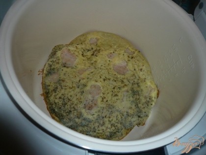 Заливаем куриное мясо яичной смесью, готовим в подходящем режиме (например, «Выпечка») приблизительно десять-пятнадцать минут.