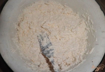Готовим начинку: сыр и чеснок натираем на мелкой тёрке, добавляем сметану (или майонез), тщательно перемешиваем.