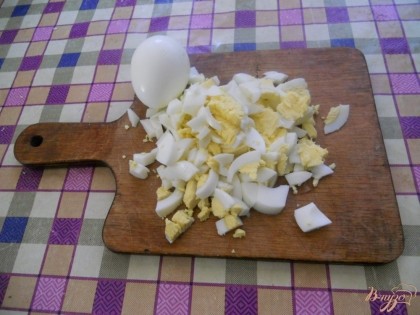 Яйца чищу, нарезаю или измельчаю при помощи яйцерезки.