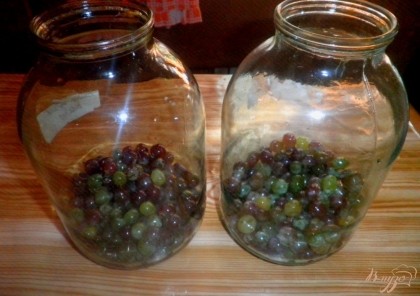 Тем временем моем виноград, отделяем ягодки от грозди, кладём в простерилизованные трехлитровые банки (получается две банки из этого количества ингредиентов)