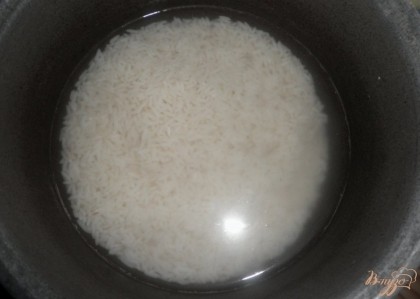 Чтобы приготовить плов, надо рис промыть под струёй воды и замочить для набухания (на 2-3 часа). Я взяла пропаренный рис, поэтому плов получился в итоге рассыпчатым