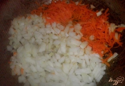 Чтобы не терять даром драгоценного времени, на другой сковороде пассеруем лук и морковь (заранее мелко нарезанный)
